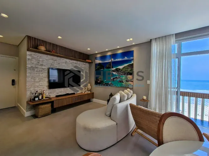 Apartamento reformado frente mar com varanda na Praia das Pitangueiras, Guaruja