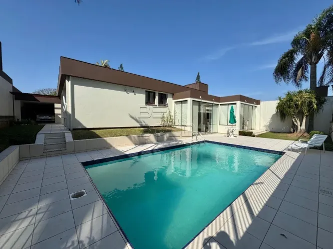 Casa 3 dormitórios em rua calma e tranquila