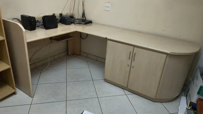 Mesa para escritório feita em marcenaria 