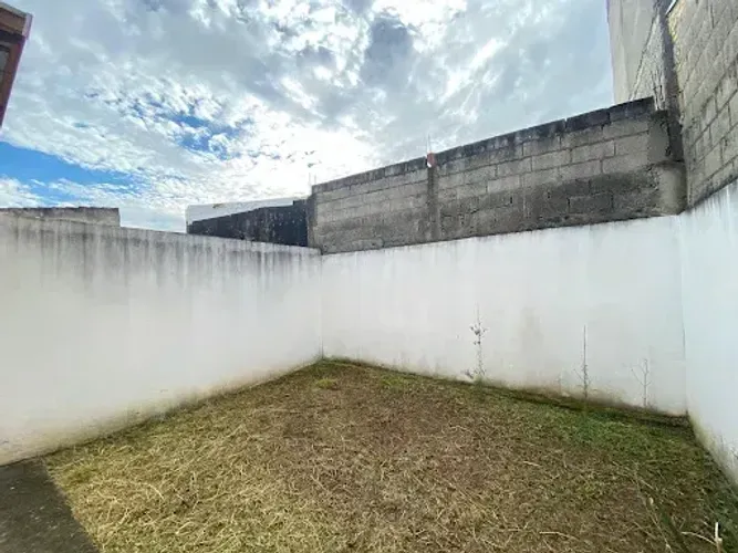 Casa à venda , com 2 dormitórios , 1 banheiro e garagem para 2 carros