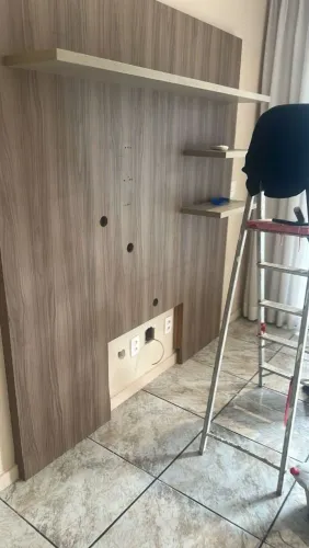 Painel de MDF para sala com prateleira