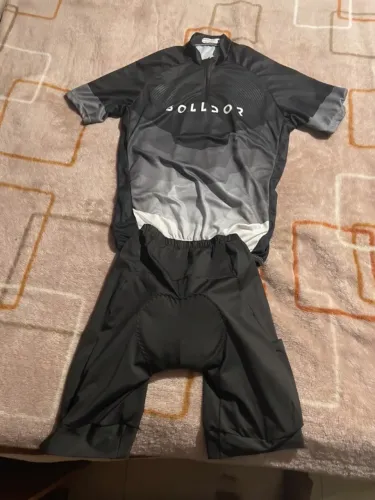 Conjunto de Ciclismo - Tamanho 5 Conjunto composto por camisa e bermuda de ciclismo