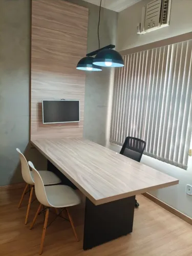 Painel e mesa grande em MDF planejado está como novo