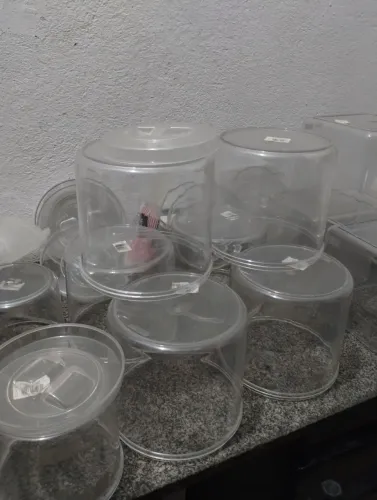 Vendo 120 potes de acrílico redondo e quadrado, tamanhos variados,para loja de agranel