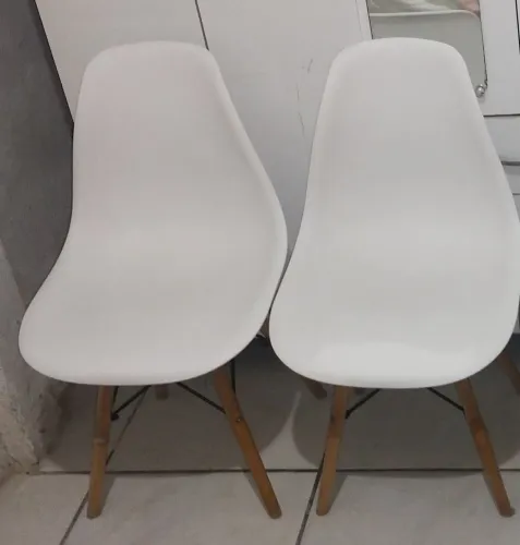 VENDO DUAS CADEIRAS DECORATIVAS SEMI-NOVAS ESTRUTURA DE MADEIRA REFORÇADAS 
