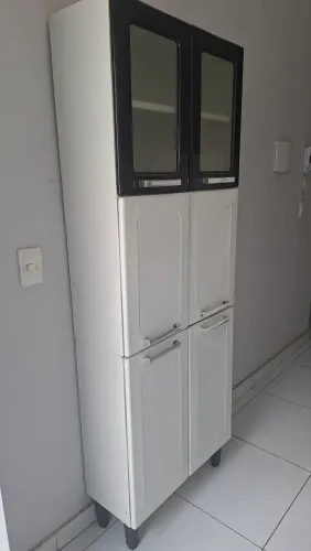 Armário paneleiro em metal com 6 portas