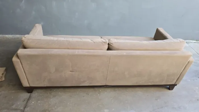 Sofá de 4 lugares com a almofada fixa comp 2,15 cm, altura 0,70 cm, largura 0,90 cm