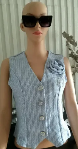 Lindo Colete com flor em detalhe