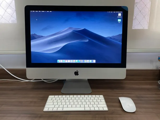 iMac (21,5 polegadas, 2017) com Apple magic teclado e mouse inclusos.