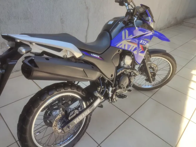 Vendo Lander zerada com manual e chave reserva, com 25 mil rodados moto zerada 
