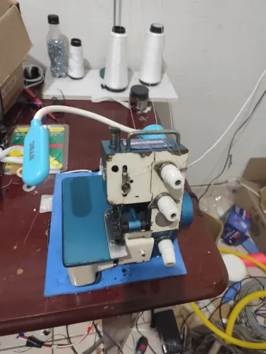 Máquina de costura overclock doméstica