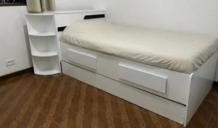 Cama solteiro com auxiliar, baú, gaveta e cantoneira