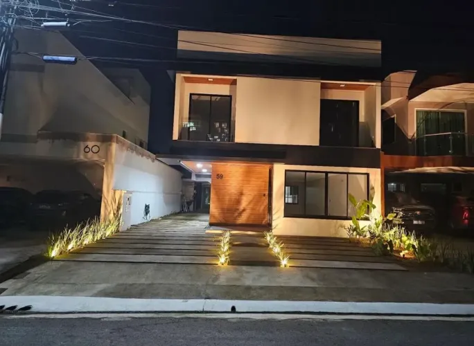 Casa de Alto Padrão à Venda no Condomínio Vincitore de 393m², 6 Quartos sendo 4 Suítes em 