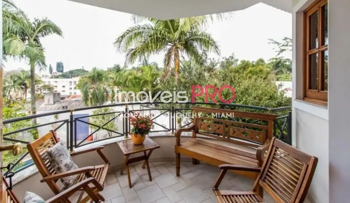 Casa com 4 Quartos e 6 banheiros à Venda.