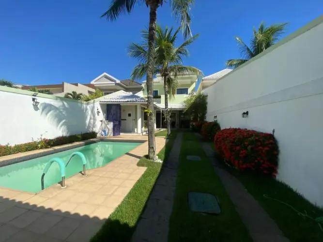 Casa de condomínio para venda tem 371 metros quadrados com 4 quartos