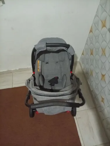 Carrinho de bebê com bebê conforto Cosco