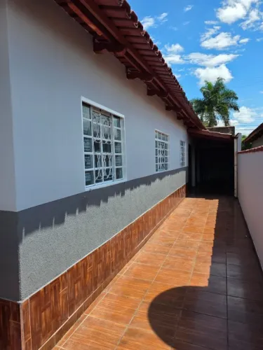 Casa em Nerópolis, 3 quartos, recém reformada.