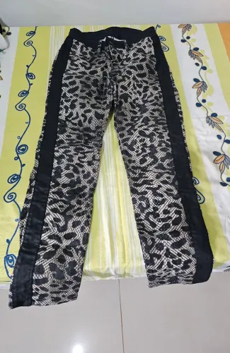 Calça Morena Rosa estampa onça 