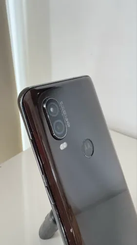 Motorola one 128GB 4ram detalhes na tela