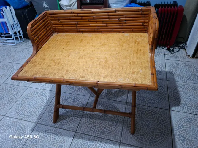 Escrivaninha de bambu, estilo Boho ou Mid-century dos anos 70.