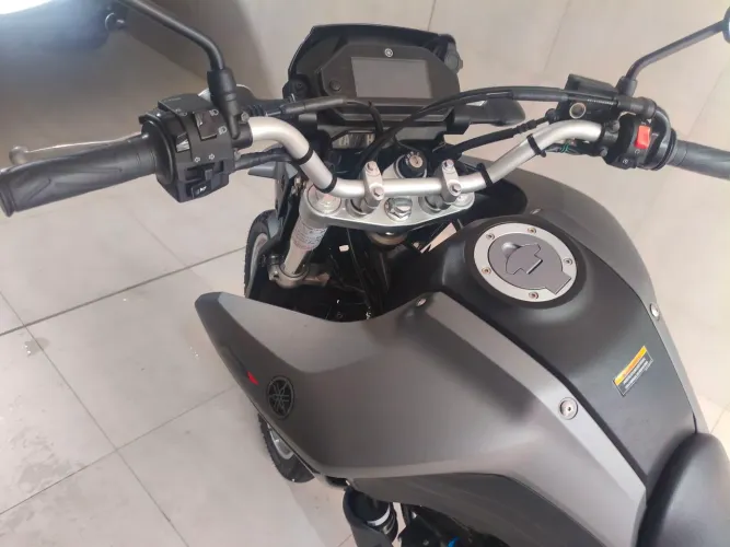 Vendo Lander 2025 , único dono , manual chave reserva, emplacada até 2026