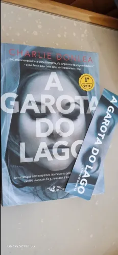 Livro A garota do Lago + marca página