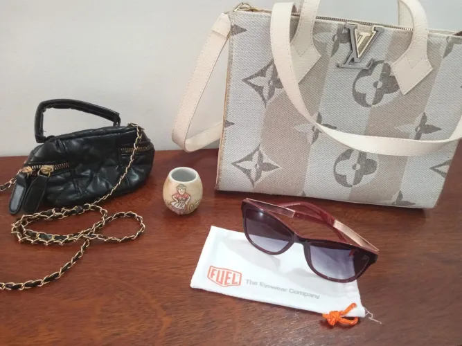 Lindas Bolsas com óculos de sol.