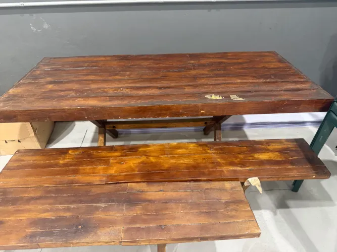 Mesa com bancos