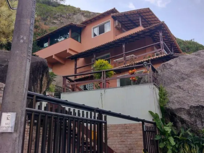 Open House vende casa triplex em Itacoatiara com 5 quartos, sendo 4 suítes e 4 vagas de ga