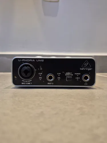 Interface de Áudio Behringer U-Phoria UM2