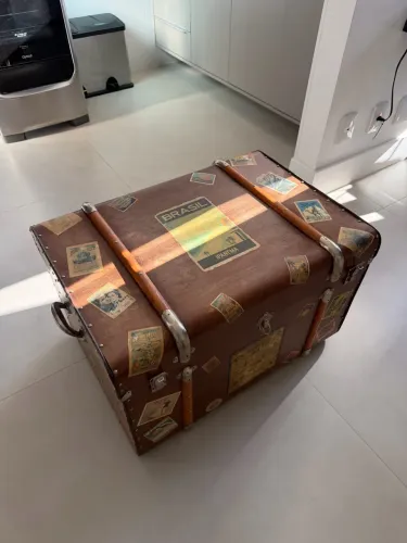 BAÚ ESTILO VINTAGE RETRÔ DECORADA COM RÓTULOS ANTIGOS
