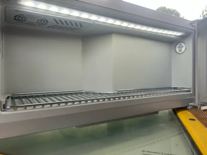 Expositor Refrigerado Red Bull Baby Cooler ECO LED Funcionando