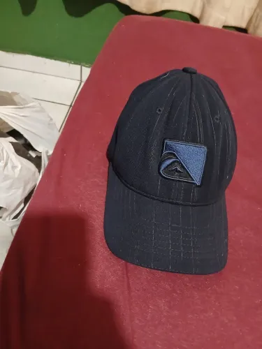 Bone quiksilver original azul escuro com riscas semi novo 