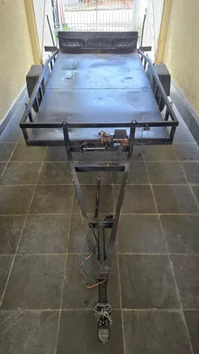 CARRETINHA COM PLATAFORMA BASCULANTE E GUINCHO ELÉTRICO