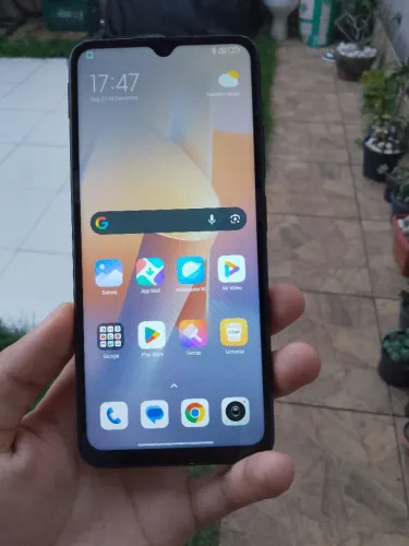 Vendo Redmi 12C 128GB na cor preta, funcionando e pronto para uso.