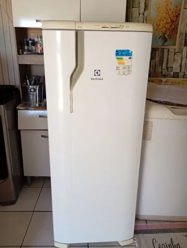 Geladeira Electrolux funcionando perfeitamente vem conservada não foi conserto original 
