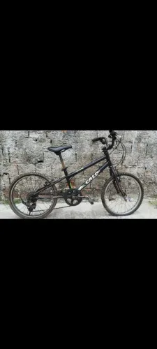 Vendo bicicleta aro 20, com macha!