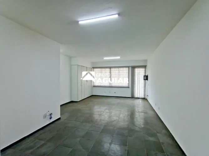 Sala comercial sobre loja pra locação em Valinhos