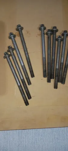 Parafuso de cabeçote celta/ Corsa Wind usado 