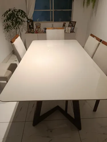 Vendo mesa de jantar com 6 cadeiras. 
