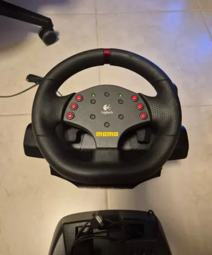 Volante Logitech Momo Racing com Pedal