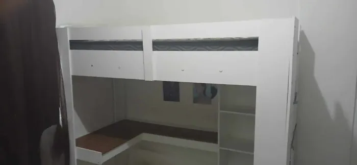 Cama com escrivaninha e estante
