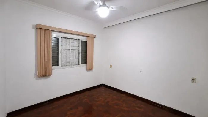 CASA COM 2 DORMITÓRIOS EM BAIRRO TRANQUILO E VALORIZADO
