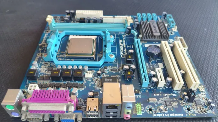 Placa-mãe Gigabyte GA-M68MT-S2P + Athlon II X2 250<br>Processador: **AMD Athlon II X2 250 + 