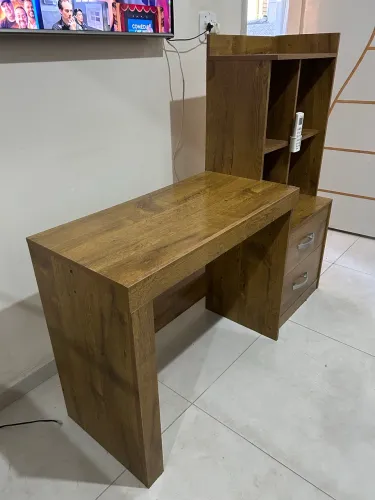Escrivaninha com gavetas
