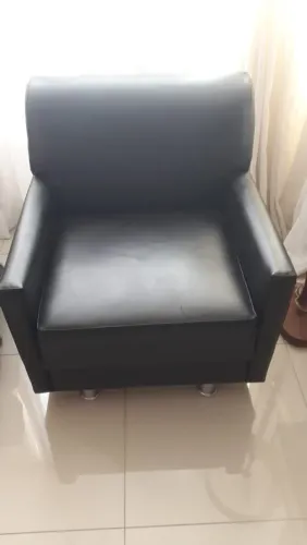 Poltrona em corino preto