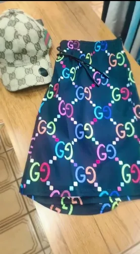 Kit bermuda e boné Gucci