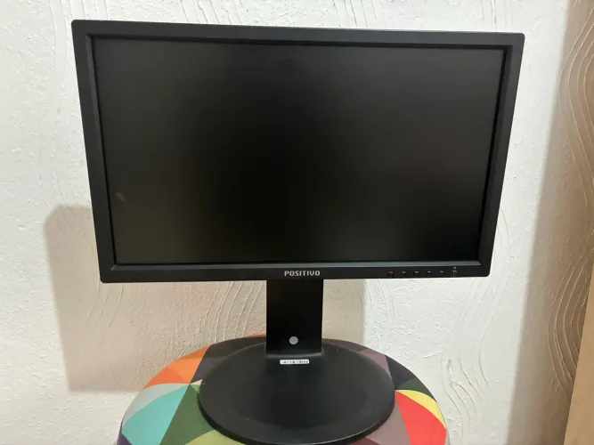 Monitor Positivo 19eb13p Dvi Vga Tela 19 Led Base Giratória Preto
