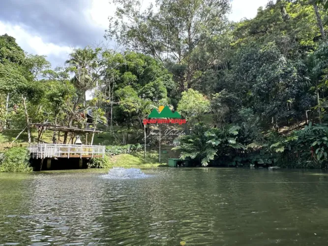 Sítio em meio a floresta projetada pelo arquiteto Fausto Nilo em Pacoti/CE.