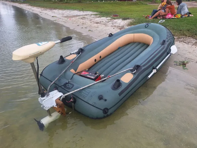Bote inflavel com motor elétrico e baterías
